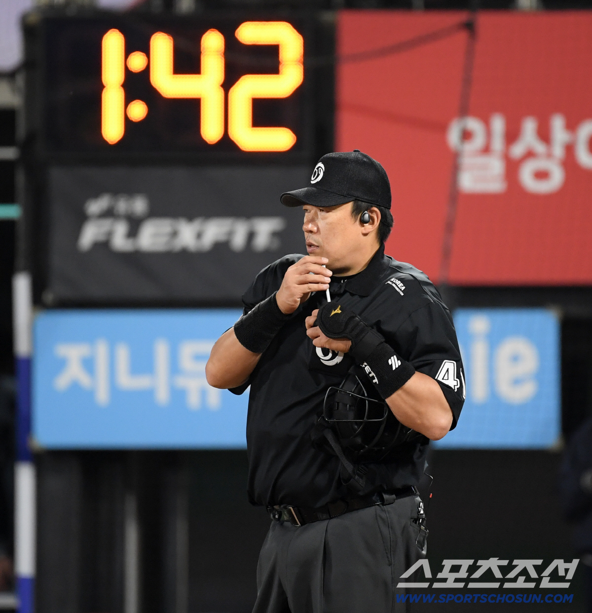 25일 수원KT위즈파크에서 열린 KBO리그 KT 위즈와 한화 이글스의 경기. 배병두 구심이 공수 교대 때 ABS 시스템을 점검하고 있다. 수원=박재만 기자 pjm@sportschosun.com/2024.04.25/