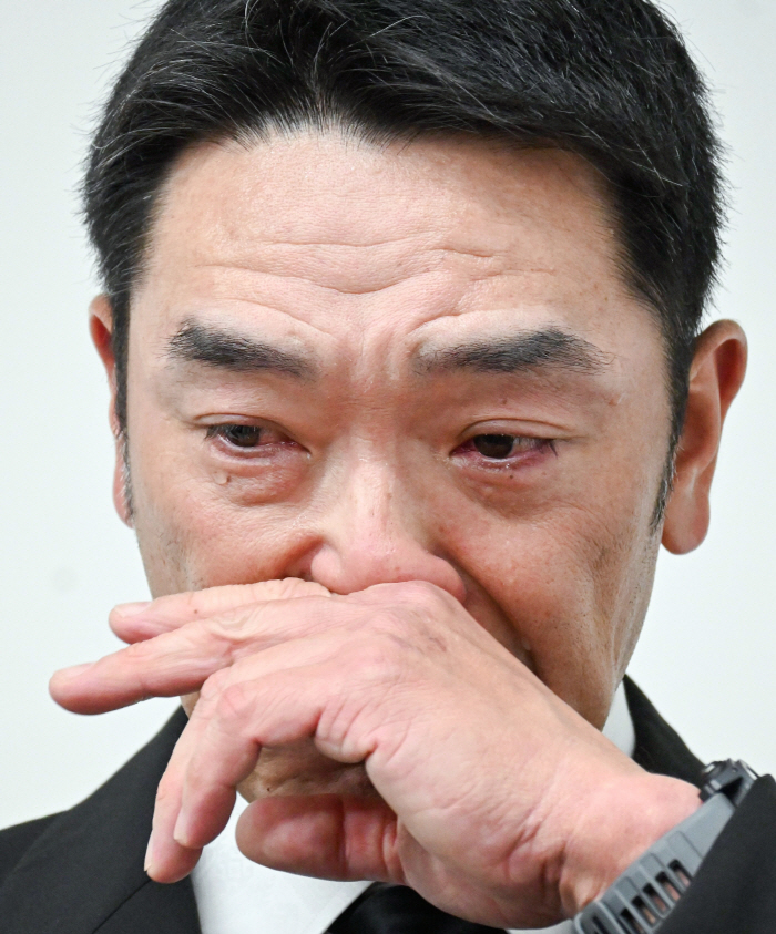 장녀 폭행→자진 사임 "아베, 돌아와!" 巨人팬 복귀 서명 운동…유명 영화감독까지 참가