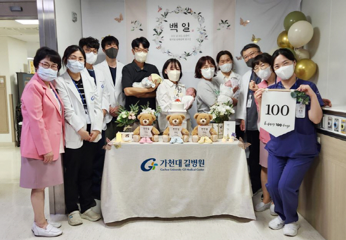 보호자와 의료진이 함께 한 세쌍둥이 백일 잔치.