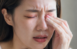 갑상선 환자 '눈 건강'도 살펴야…눈 튀어나오고 눈꺼풀 붓는다면 '갑상샘눈병증' 의심