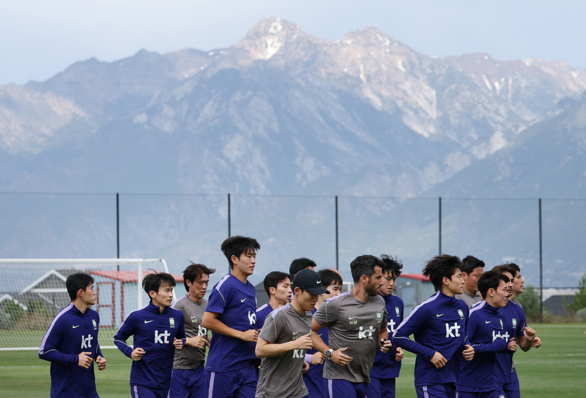 고지대 적응훈련 (헤리먼[미국 유타주]=연합뉴스) 신준희 기자 = 25일(현지시간) 오후 미국 유타주 헤리먼에 위치한 자이언스뱅크 트레이닝센터에서 축구 국가대표팀 홍명보 감독과 선수들이 몸을 풀고 있다. 2026.5.26 hama@yna.co.kr(끝)