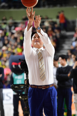'불꽃이 람보를 만나면' FA시장에 스토리가 잇따른다…전성현, 우상 문경은 품으로 "드래프트 순위는 숫자에 불과해' '인간승리'
