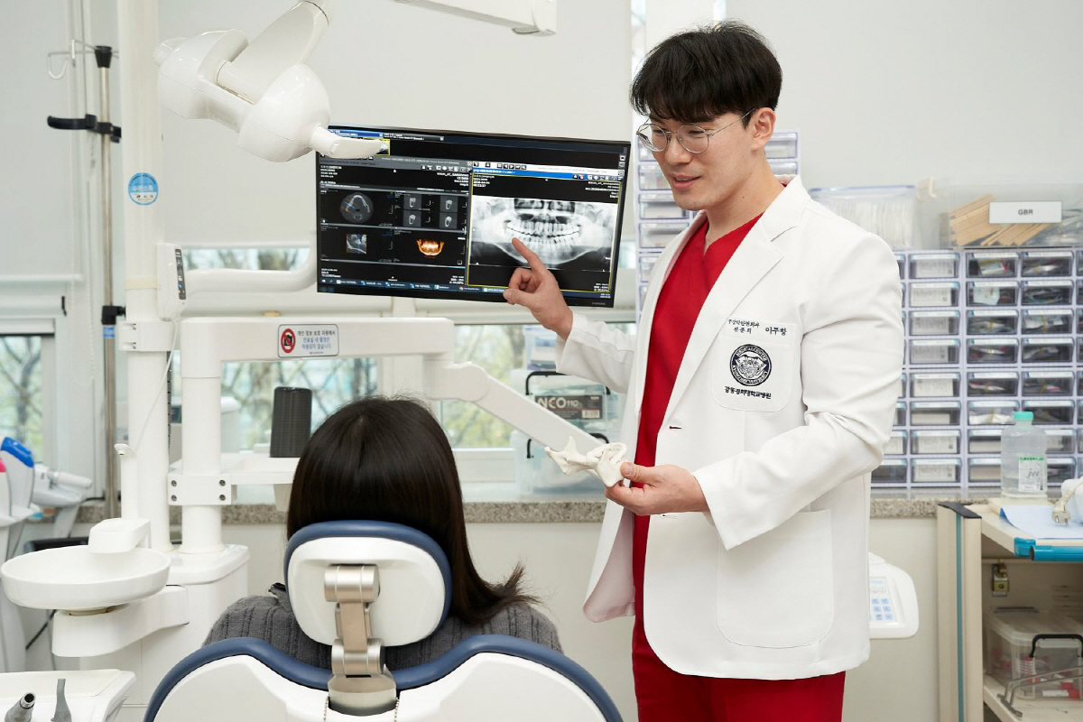 진료 중인 이무항 교수
