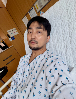 유병재, 담낭절제술 후 수척해진 얼굴…병원복 입고 전한 근황
