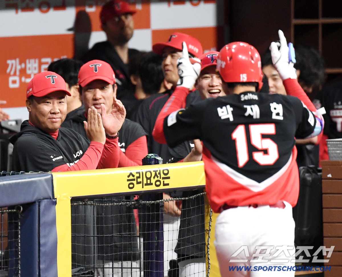 27일 고척 스카이돔에서 열린 키움과 KIA의 경기. 1회초 KIA 박재현이 키움 알칸타라를 상대로 선두타자 솔로홈런을 날렸다. 박재현에게 박수를 보내고 있는 KIA 이범호 감독. 고척=송정헌 기자 songs@sportschosun.com/2026.05.27/