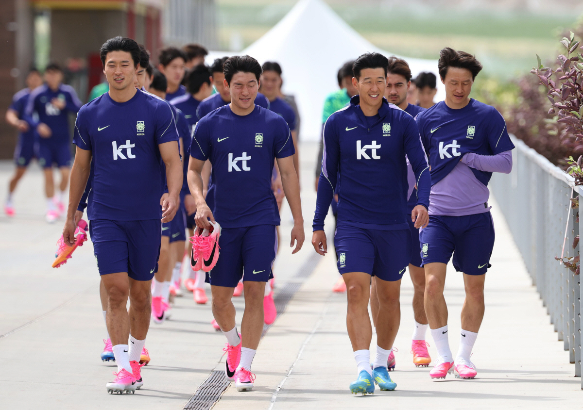 대표팀 합류한 손흥민 (헤리먼[미국 유타주]=연합뉴스) 신준희 기자 = 26일(현지시간) 오후 미국 유타주 헤리먼에 위치한 자이언스뱅크 트레이닝센터에서 축구 국가대표팀 손흥민 등 선수들이 훈련을 위해 이동하고 있다. 2026.5.27 hama@yna.co.kr(끝)