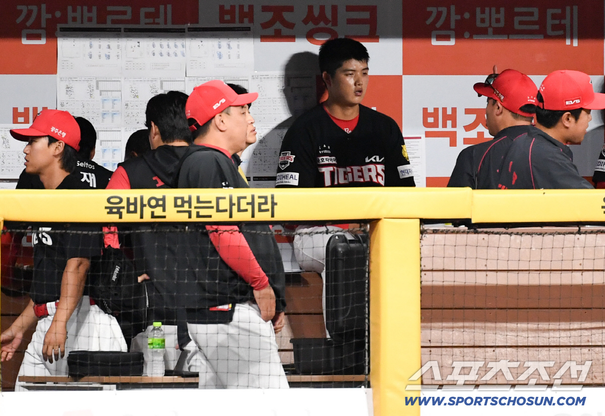 26일 서울 고척스카이돔에서 열린 키움과 KIA의 경기. KIA 이범호 감독이 1회를 마친 선발 김태형과 대화를 나누고 있다. 고척=박재만 기자 pjm@sportschosun.com/2026.05.26/