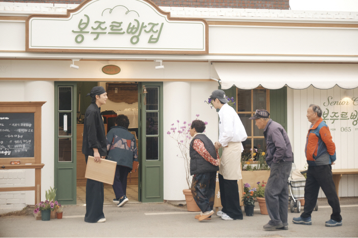 [SC인터뷰]"매출은 적자였지만"…'봉주르빵집', 대혐오 시대에 온기 구워냈다(종합)