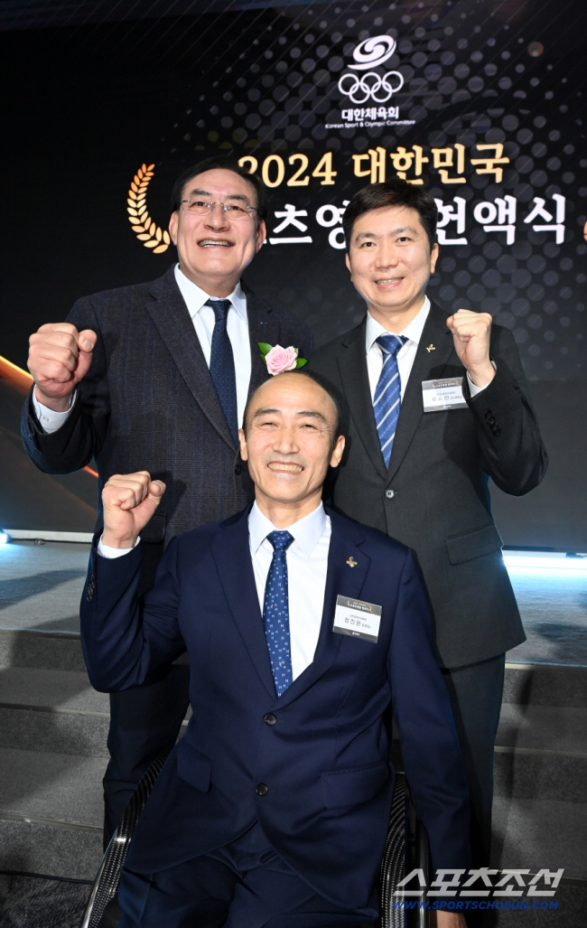 지난해 1월 하형주 국민체육진흥공단 이사장의 스포츠영웅 헌액식에 하객으로 참석한 정진완 대한장애인체육회장과 유승민 대한체육회장 당시 당선인이 파이팅을 외치는 모습. 사진=스포츠조선 DB