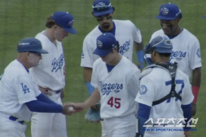 '볼넷→안타→사구→2루타→실책' 와르르...'KBO 1순위 예상' 다저스 특급 유망주, 최악의 하루