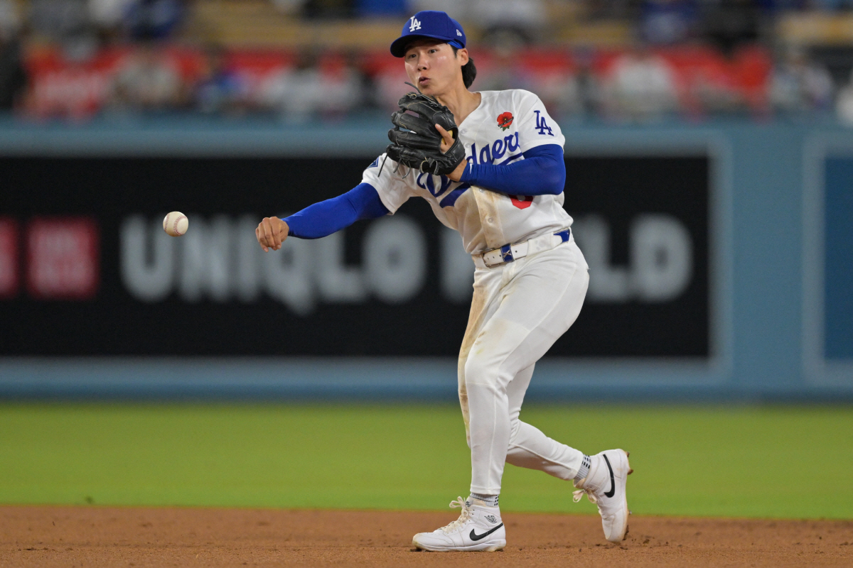 May 25, 2026; Los Angeles, California, USA; Los Angeles Dodgers second baseman Hyeseong Kim (6) throws Colorado Rockies outfielder Troy Johnston (20) out at first in the ninth inning at Dodger Stadium. Mandatory Credit: Jayne Kamin-Oncea-Imagn Images