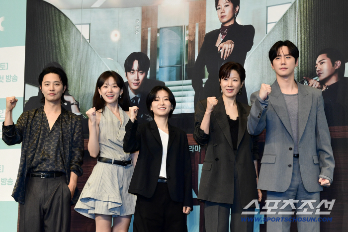 [SC현장] "이준영-손현주 영혼체인지"…김순옥 업은 '신입사원', '재벌집' 아성 넘을까(종합)