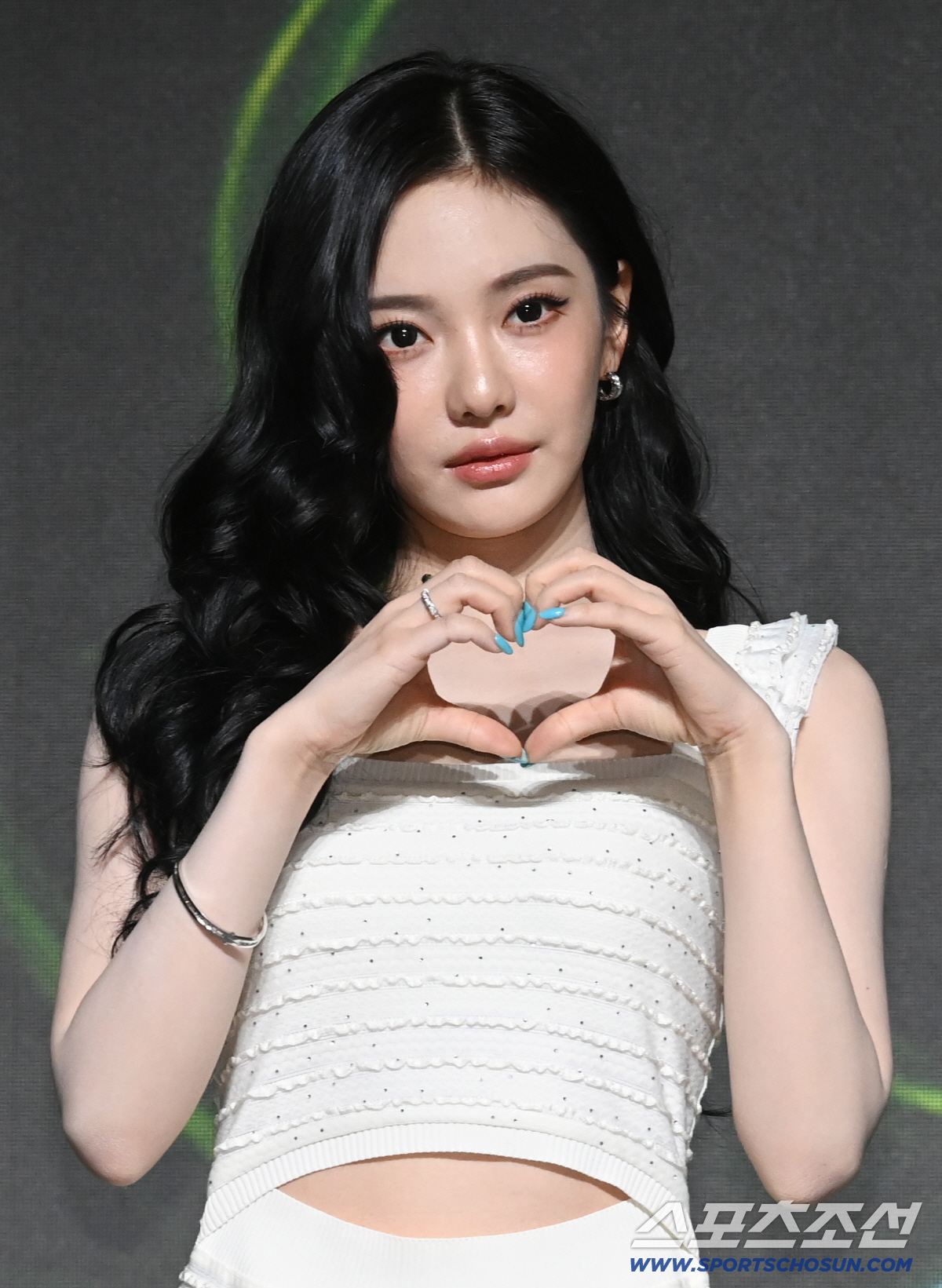 28일 소피텔 앰배서더 서울 호텔에서 열린 에스파(aespa, 카리나, 지젤, 윈터, 닝닝)의 정규 2집 'LEMONADE' 발매 기념 기자간담회. 에스파 닝닝이 포토타임을 갖고 있다. 잠실=허상욱 기자 wook@sportschosun.com/2026.05.28/
