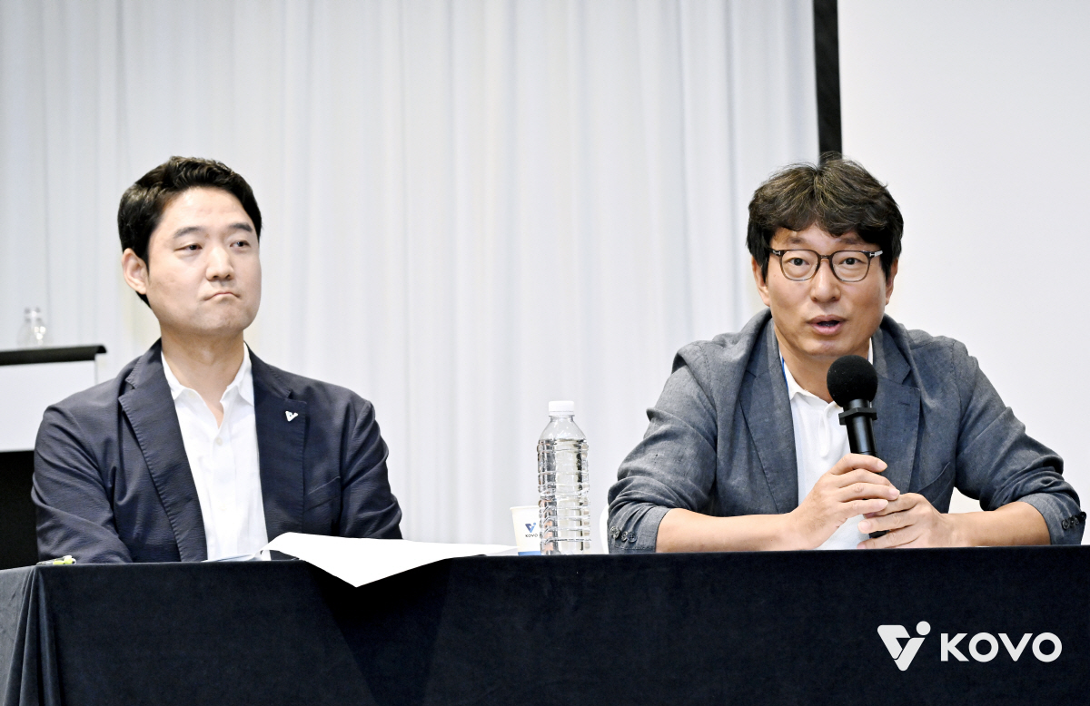 KOVO 경기운영팀 장경민 팀장, 백정현 KBSN 스포츠본부장(왼쪽부터). 사진제공=KOVO
