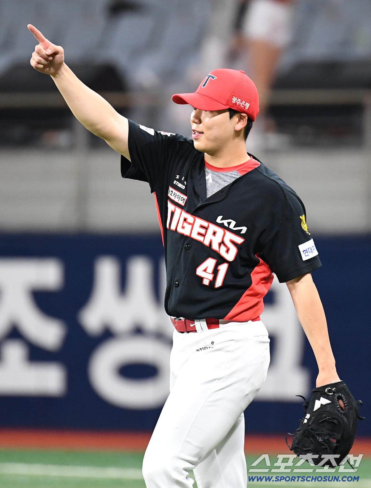28일 고척 스카이돔에서 열린 키움과 KIA의 경기. 3회 한승연 호수비에 기뻐하는 KIA 황동하. 고척=송정헌 기자 songs@sportschosun.com/2026.05.28/