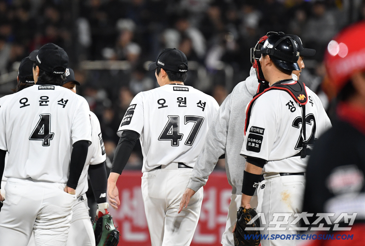 21일 수원 케이티위즈파크에서 열린 KT와 KIA의 경기. 6회 강판 당하는 KT 선발 오원석. 수원=송정헌 기자 songs@sportschosun.com/2026.04.21/
