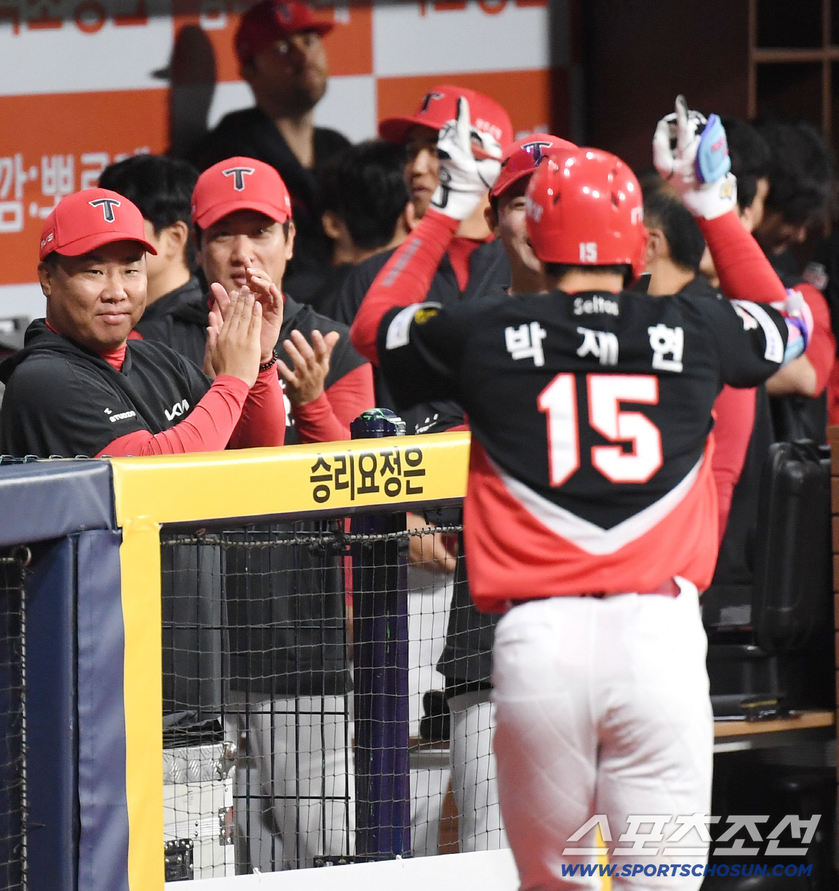 27일 고척 스카이돔에서 열린 키움과 KIA의 경기. 1회초 KIA 박재현이 키움 알칸타라를 상대로 선두타자 솔로홈런을 날렸다. 박재현에게 박수를 보내고 있는 KIA 이범호 감독. 고척=송정헌 기자 songs@sportschosun.com/2026.05.27/