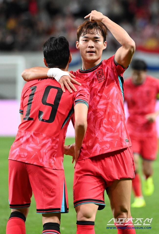 14일 서울월드컵경기장에서 열린 대한민국 축구대표팀과 파라과이의 평가전. 오현규가 후반 팀의 두번째 골을 터뜨리고 이강인과 함께 환호하고 있다. 상암=허상욱 기자 wook@sportschosun.com/2025.10.14/