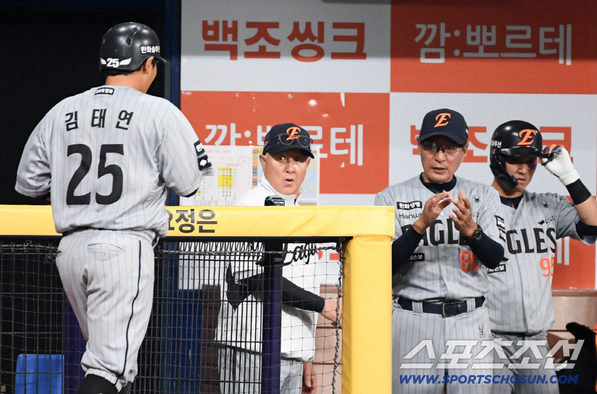 14일 서울 고척스카이돔에서 열린 키움과 한화의 경기. 5회초 한화 김태연이 솔로포를 날리자 김경문 감독이 기뻐하고 있다. 고척=박재만 기자 pjm@sportschosun.com/2026.05.14/