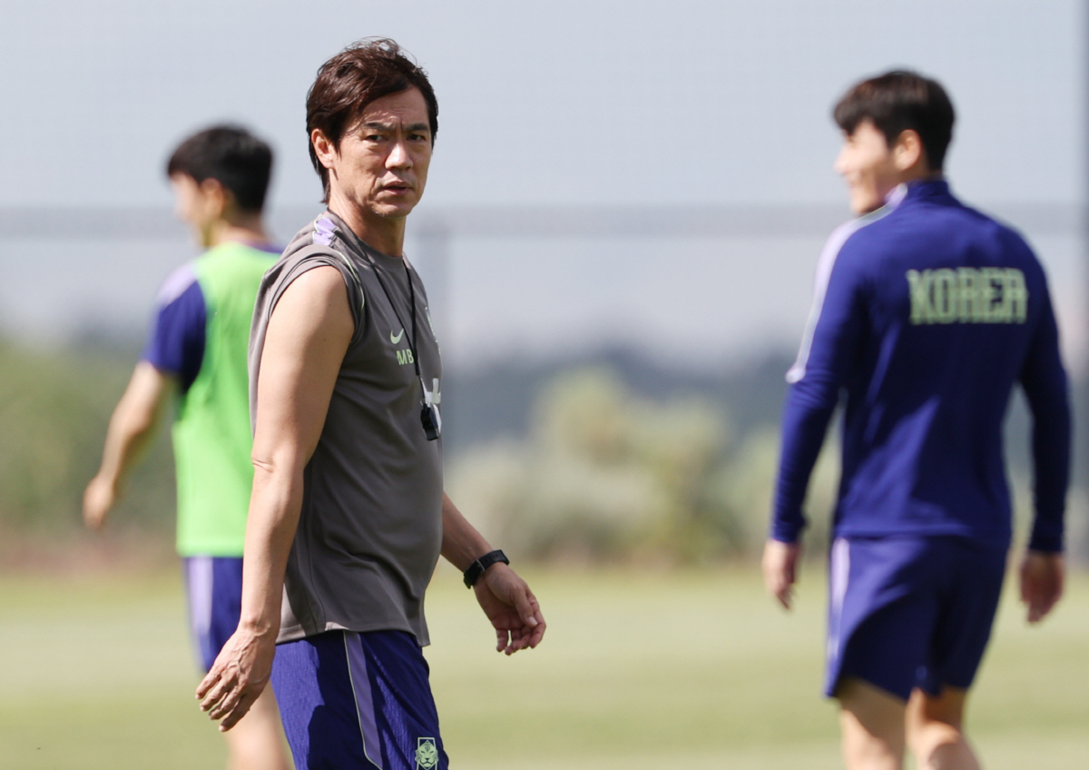 훈련 지켜보는 홍명보 감독 (헤리먼[미국 유타주]=연합뉴스) 신준희 기자 = 28일(현지시간) 오후 미국 유타주 헤리먼에 위치한 자이언스뱅크 트레이닝센터에서 축구 국가대표팀 홍명보 감독이 훈련을 지켜보고 있다. 2026.5.29 hama@yna.co.kr(끝)