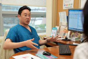 서울성모병원 방석환 교수팀, '발 다한증' 단일공 로봇수술 국내 첫 성공…"흉터·통증 거의 없어"