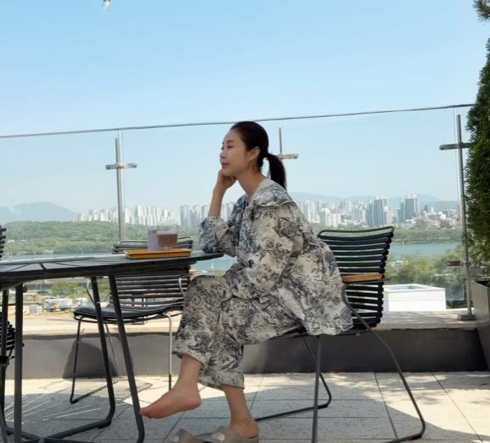 '47세 최고령 산모' 한다감, 한강뷰 테라스서 살짝 비친 D라인 깜짝 근황