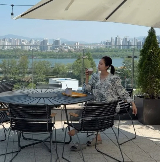 '47세 최고령 산모' 한다감, 한강뷰 테라스서 살짝 비친 D라인 깜짝 근황