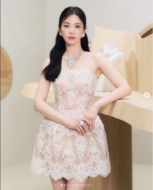 송혜교, 가녀린 목에 다이아가 주렁주렁···비현실적 비주얼 압도