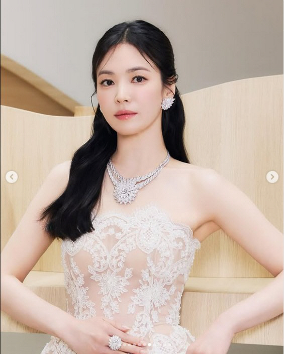 송혜교, 가녀린 목에 다이아가 주렁주렁···비현실적 비주얼 압도