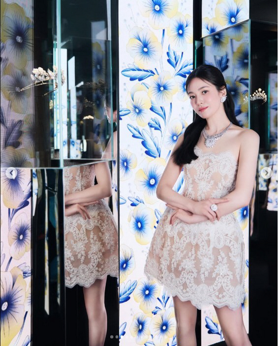 송혜교, 가녀린 목에 다이아가 주렁주렁···비현실적 비주얼 압도