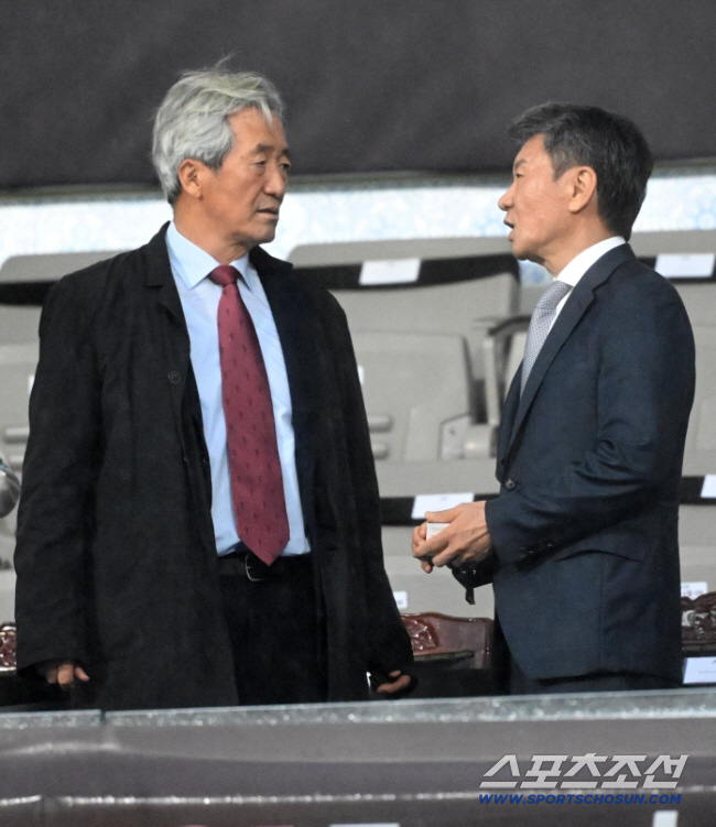 20일 수원종합운동장에서 열린 2025-2026시즌 아시아축구연맹(AFC) 여자 챔피언스리그(AWCL) 내고향여자축구단과 수원FC위민의 준결승전. 정몽준 명예회장과 정몽규 대한축구협회회장이 대화를 나누고 있다. 수원=박재만 기자 pjm@sportschosun.com/2026.05.20/