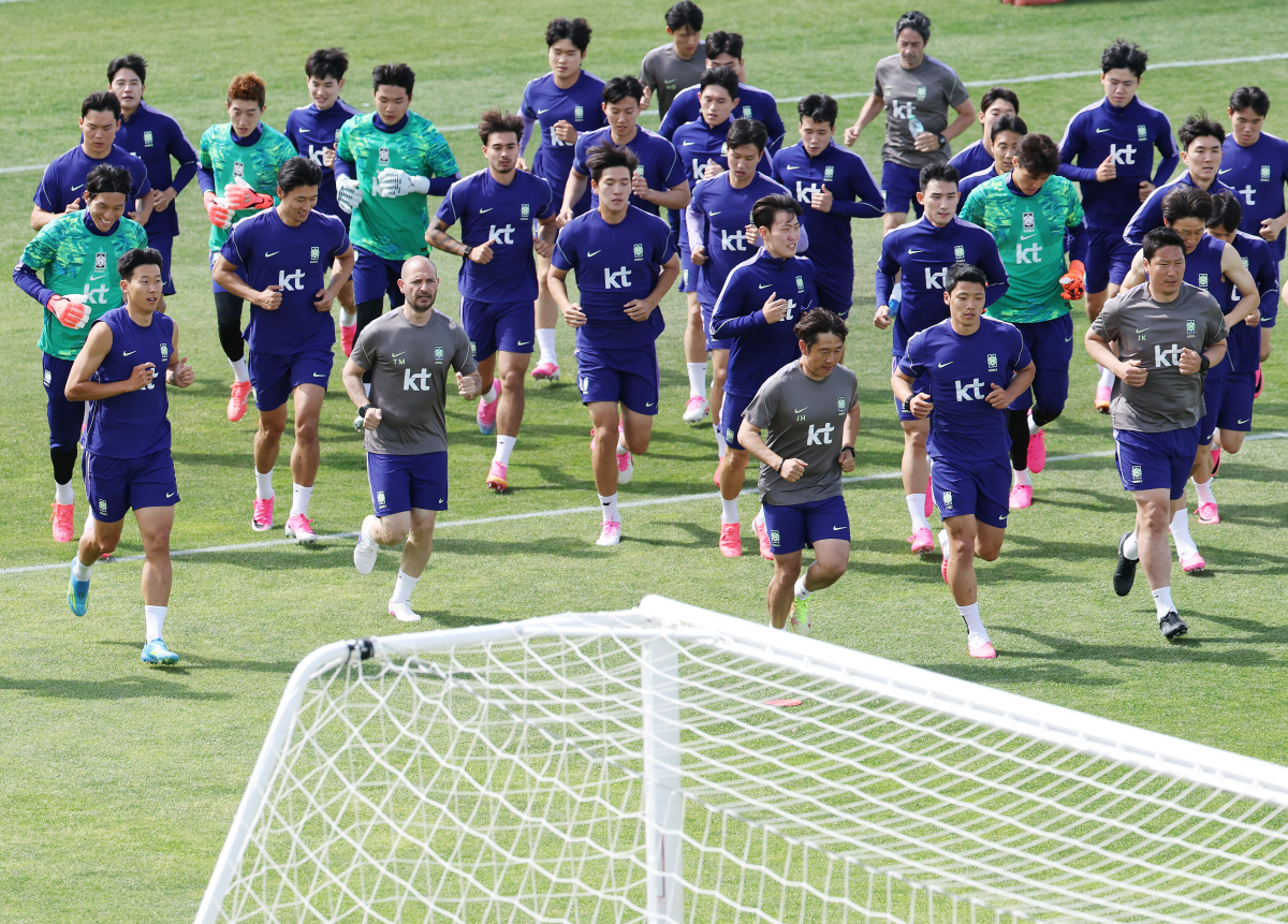 본격적인 몸 풀기 (헤리먼[미국 유타주]=연합뉴스) 신준희 기자 = 27일(현지시간) 오후 미국 유타주 헤리먼에 위치한 자이언스뱅크 트레이닝센터에서 축구 국가대표팀 홍명보 감독과 손흥민, 조규성, 황희찬 등 선수들이 몸을 풀고 있다. 2026.5.28 hama@yna.co.kr(끝)