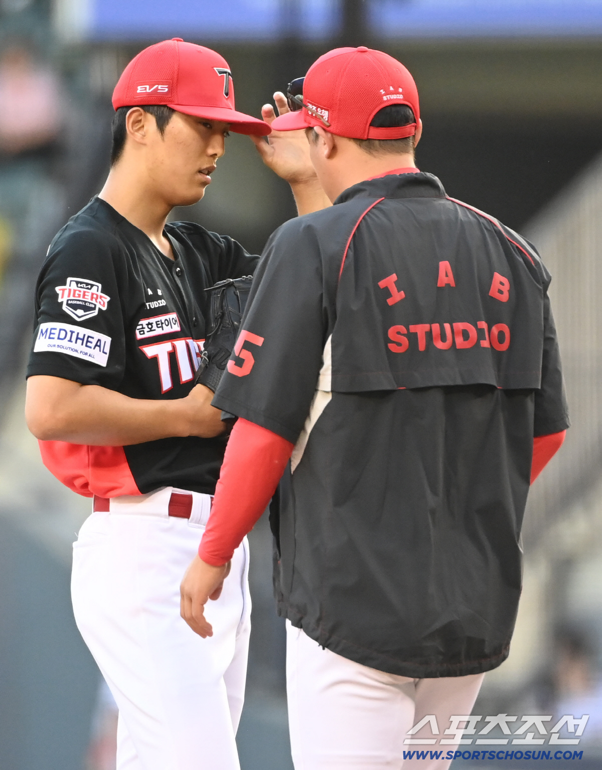29일 잠실야구장에서 열린 KIA와 LG의 경기. 1회말 2실점 후 2사 1,2루 위기를 맞은 이의리가 마운드에 오른 이동걸 투수코치와 이야기를 하고 있다. 잠실=허상욱 기자 wook@sportschosun.com/2026.05.29/