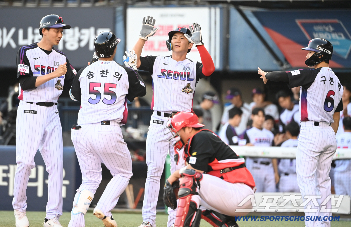 29일 잠실야구장에서 열린 KIA와 LG의 경기. 1회말 2사 1,2루 송찬의가 3점홈런을 치고 기쁨을 나누고 있다. 잠실=허상욱 기자 wook@sportschosun.com/2026.05.29/