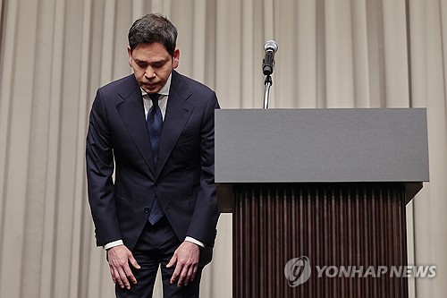 (서울=연합뉴스) 서대연 기자 = 정용진 신세계그룹 회장이 지난 26일 서울 강남구 조선팰리스 호텔에서 스타벅스의 '탱크데이' 논란과 관련해 대국민 사과를 하고 있다. 2026.5.30 dwise@yna.co.kr