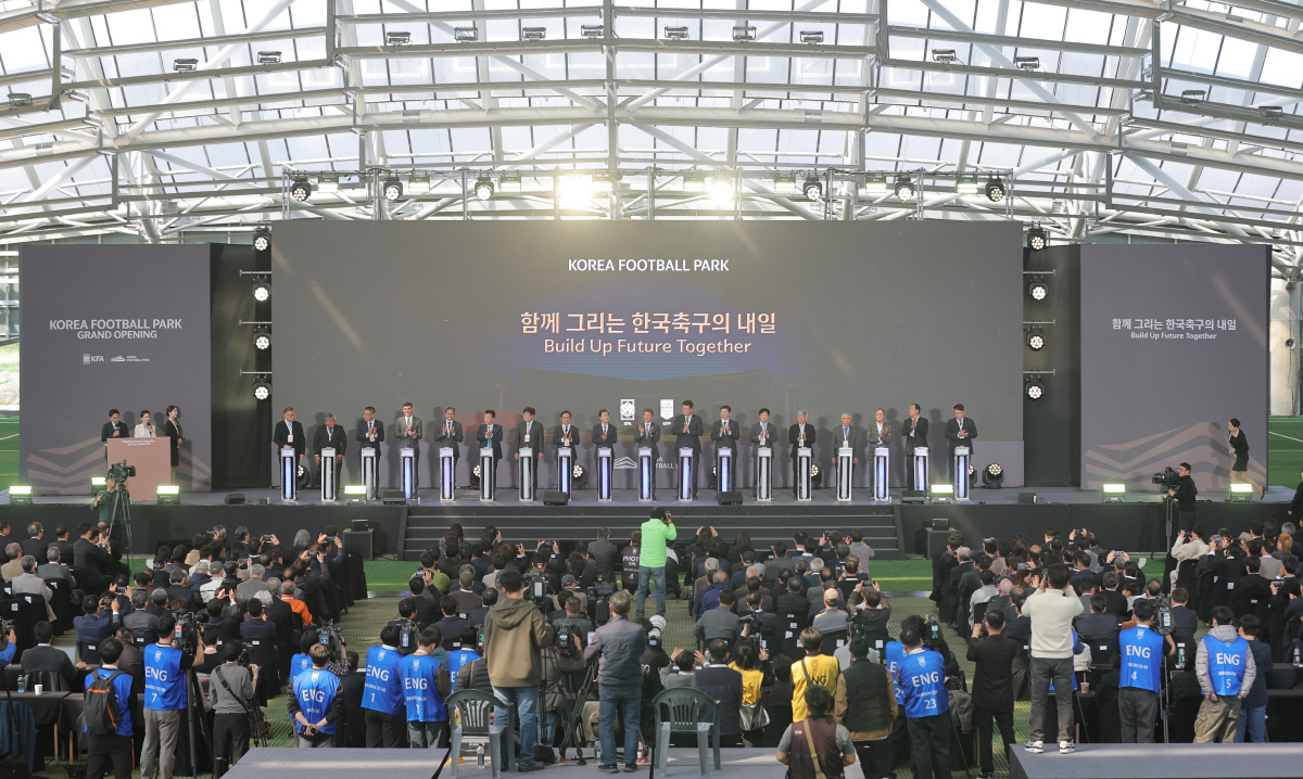 천안 코리아풋볼파크 공식 개관식 (천안=연합뉴스) 류영석 기자 = 7일 충남 천안 코리아풋볼파크에서 열린 공식 개관식에서 정몽규 대한축구협회장, 유승민 대한체육회장을 비롯한 참석자들이 개관 세리머니를 하고 있다. 2026.4.7 ondol@yna.co.kr(끝)