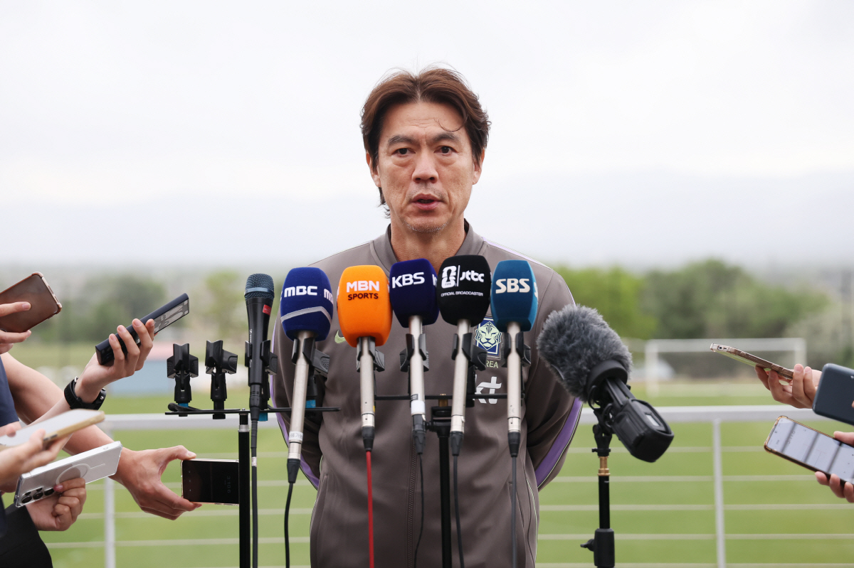 인터뷰하는 홍명보 감독 (헤리먼[미국 유타주]=연합뉴스) 신준희 기자 = 29일(현지시간) 오후 미국 유타주 헤리먼에 위치한 자이언스뱅크 트레이닝센터에서 축구 국가대표팀 홍명보 감독이 인터뷰를 하고 있다. 2026.5.30 hama@yna.co.kr(끝)