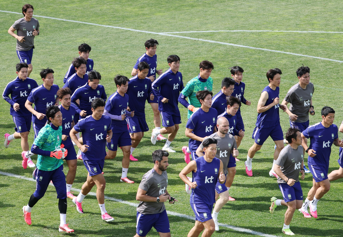 본격적인 몸 풀기 (헤리먼[미국 유타주]=연합뉴스) 신준희 기자 = 27일(현지시간) 오후 미국 유타주 헤리먼에 위치한 자이언스뱅크 트레이닝센터에서 축구 국가대표팀 홍명보 감독과 손흥민, 조규성, 황희찬 등 선수들이 몸을 풀고 있다. 2026.5.28 hama@yna.co.kr(끝)