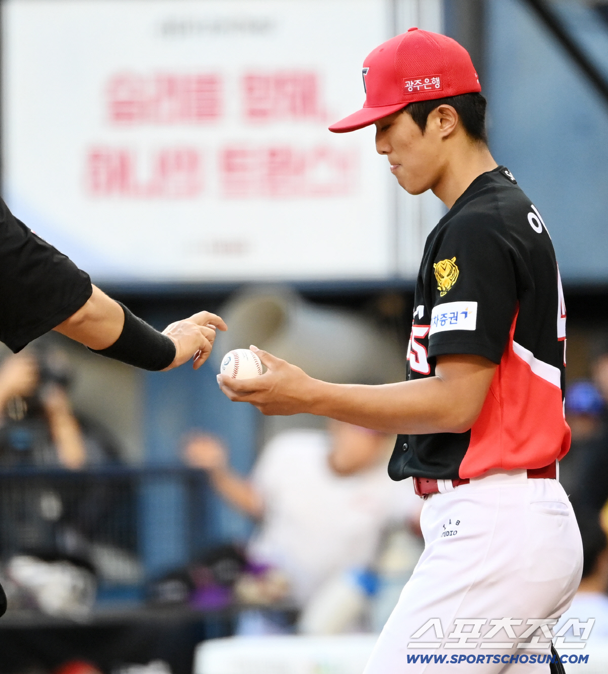 29일 잠실야구장에서 열린 KIA와 LG의 경기. 2회말 1사 2루 이의리가 박해민에 1타점 적시타를 허용하며 아쉬워하고 있다. 잠실=허상욱 기자 wook@sportschosun.com/2026.05.29/