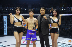 로드FC 서덕호 대표, 승리한 윤찬희에게 트로피 시상[로드FC]