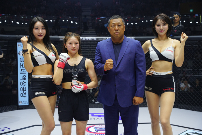 강원특별자치도MMA총협회 김종대 회장, 승리한 정민지에게 트로피 시상[로드FC]