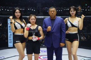 강원특별자치도MMA총협회 김종대 회장, 승리한 정민지에게 트로피 시상[로드FC]