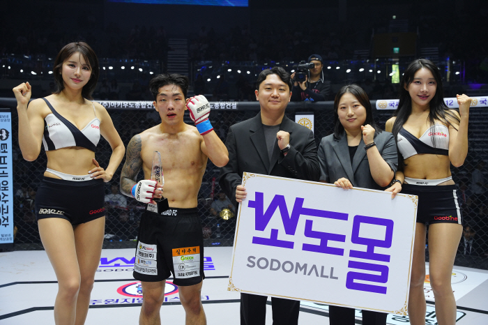 소도몰 이도 대리, 김지혜 대리, 승리한 조수환에게 트로피 시상[로드FC]