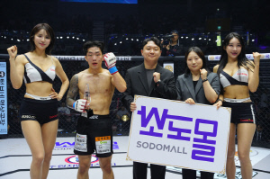소도몰 이도 대리, 김지혜 대리, 승리한 조수환에게 트로피 시상[로드FC]