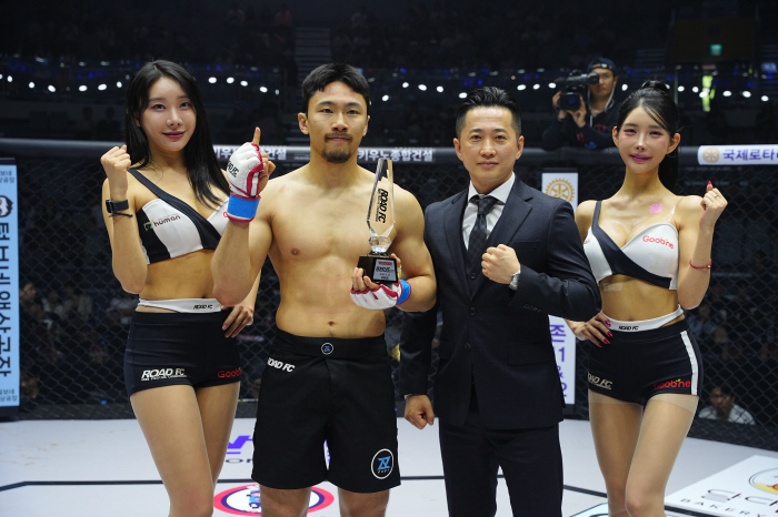 원주시MMA총협회 김태위 회장, 승리한 박찬훈에게 트로피 시상[로드FC]