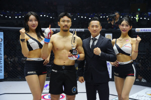 원주시MMA총협회 김태위 회장, 승리한 박찬훈에게 트로피 시상[로드FC]