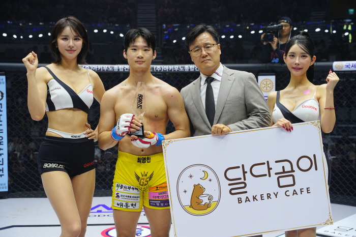 달다곰이 이대엽 대표, 승리한 최영찬에게 트로피 시상[로드FC]