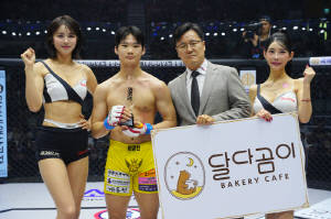 달다곰이 이대엽 대표, 승리한 최영찬에게 트로피 시상[로드FC]