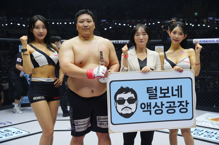 털보네 액상공장 오하나 팀장, 승리한 한석주에게 트로피 시상[로드FC]