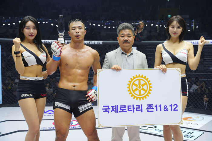 국제로타리 정기환 공공이미지 코디네이터, 승리한 김영훈에게 트로피 시상[로드FC]